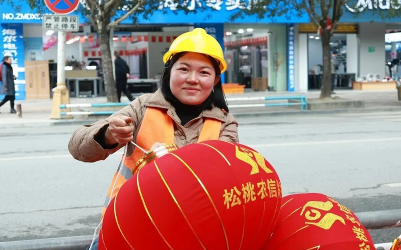 貴州松桃:紅滿大街小巷 燈暖馬年新春。