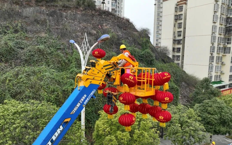 貴州松桃:紅滿大街小巷 燈暖馬年新春。