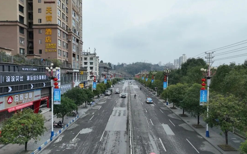 貴州松桃:紅滿大街小巷 燈暖馬年新春。