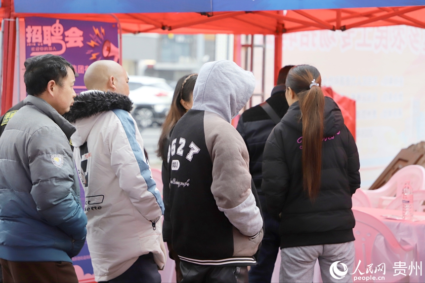 招聘會現場。人民網 龍章榆攝