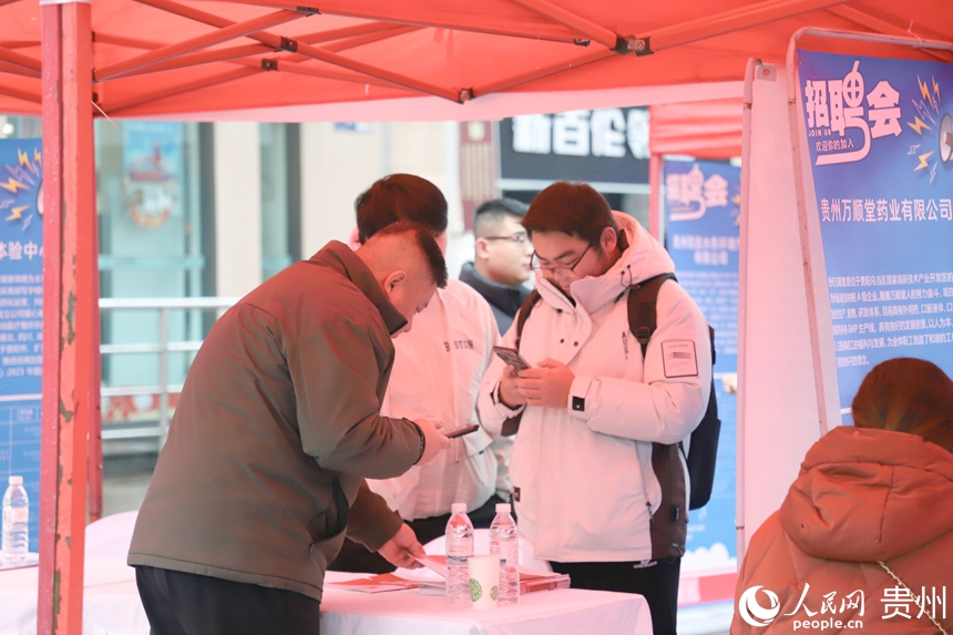 招聘會現場。人民網 龍章榆攝