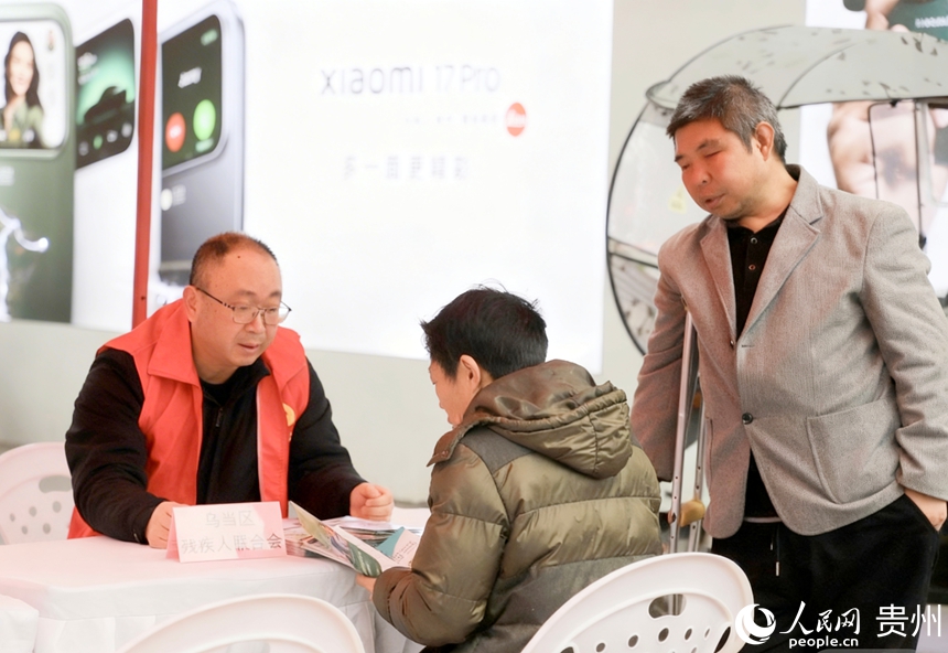 招聘會現場。人民網 龍章榆攝