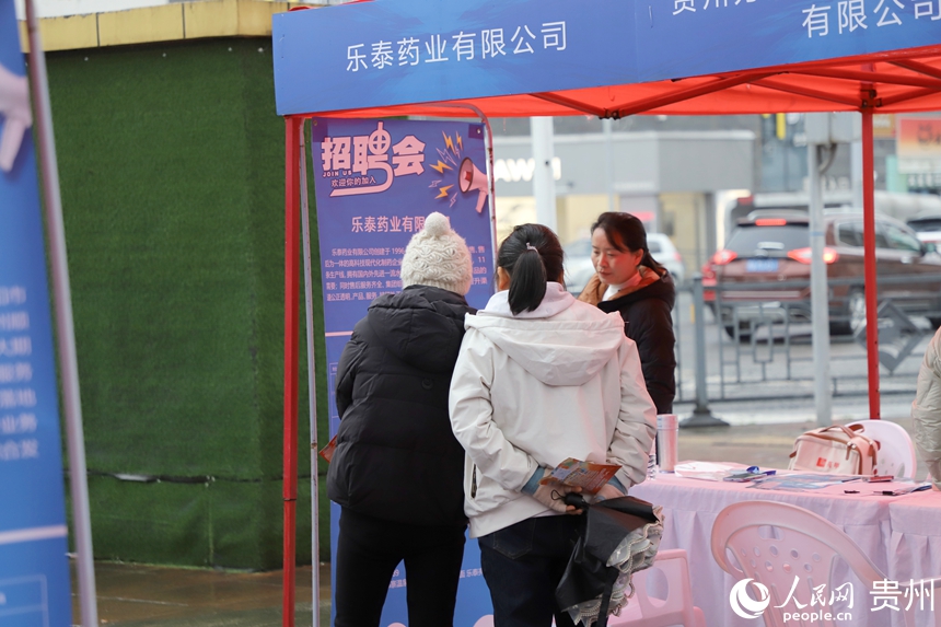 招聘會現(xiàn)場。人民網(wǎng) 龍章榆攝