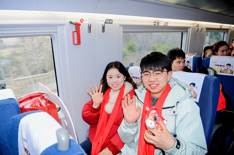 “青春遇見貴州·春暉號”春節(jié)直通車公益活動。共青團(tuán)貴州省委供圖