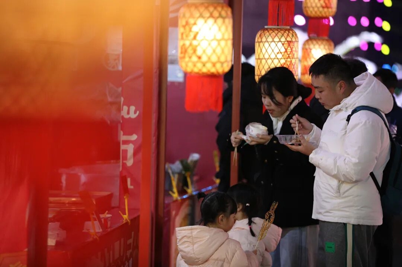 8 游客交織 共同沉浸在濃濃節(jié)日氛圍中 廖興丹 陳楊.jpg