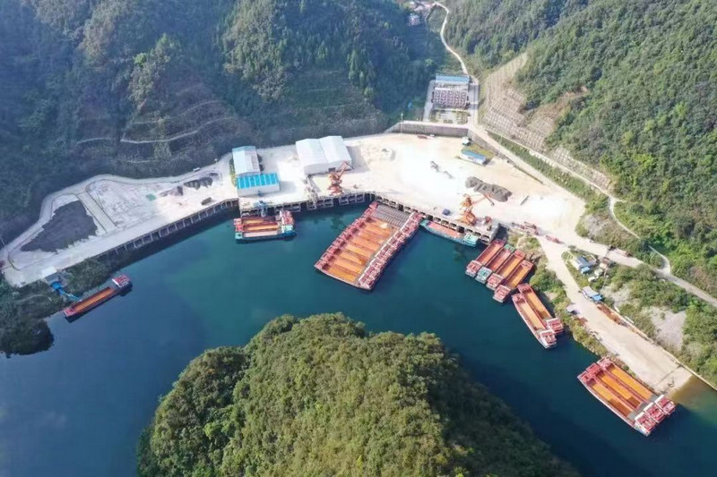 停靠在碼頭準備裝貨的船舶。