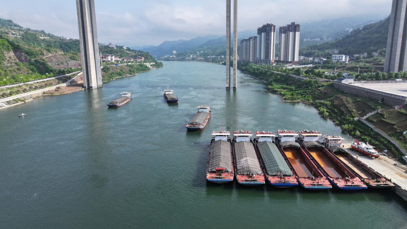 2024年4月30日,多艘貨船航行經(jīng)過思南縣城。劉洵攝