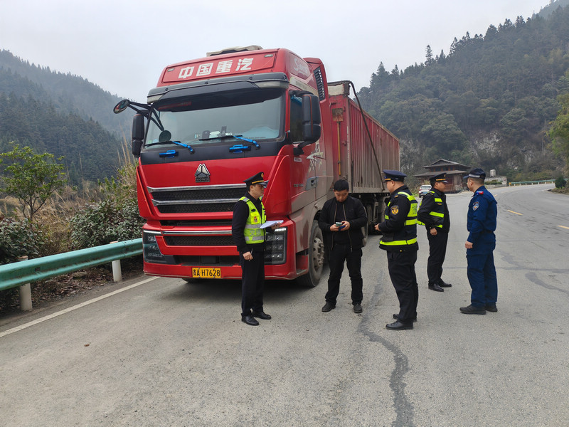 九大隊聯合天柱縣交通運輸綜合行政執(zhí)法大隊在S502線溪口開展執(zhí)法檢查。