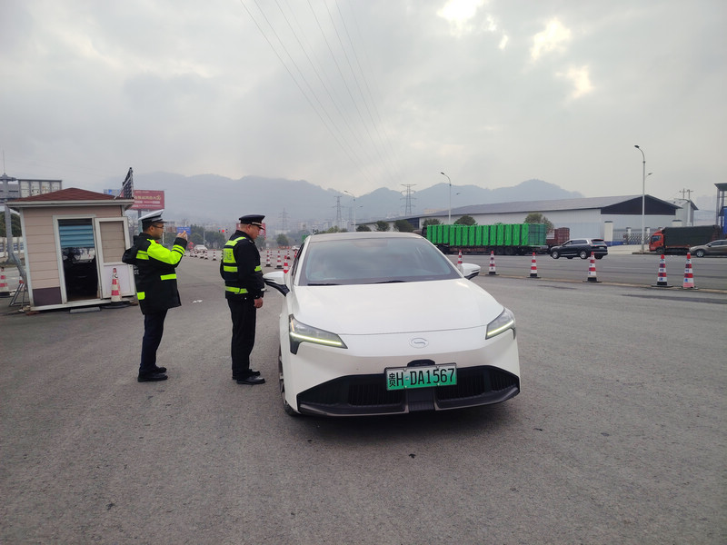 九大隊聯(lián)合轄區(qū)高速交警在天柱收費站開展運政執(zhí)法檢查。