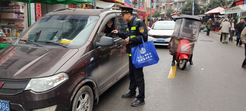 執(zhí)法人員向小車司機普法宣傳。