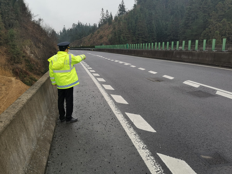 執(zhí)法人員在S84天鎮(zhèn)高速檢查路面坑槽。