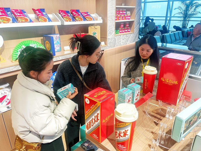 2、游客在禮悅仁懷茅臺機場店選購。.jpg