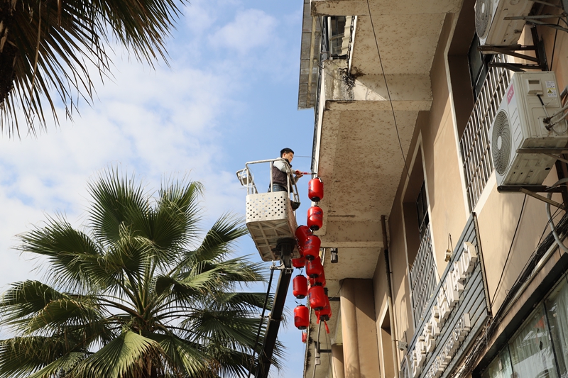 工人掛燈籠 (2).JPG