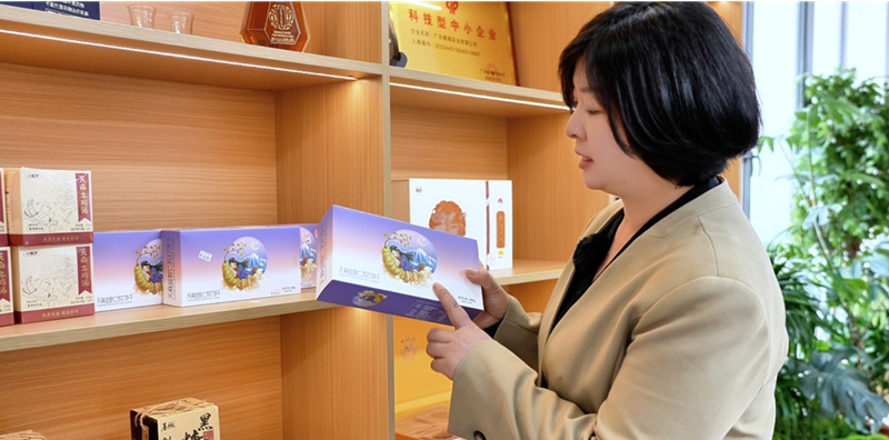 納雍年貨禮盒里的“山海情長”。