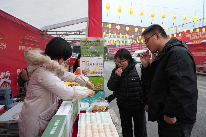 市民在試吃、選購納雍特產（王麗紅 攝影） (5).JPG