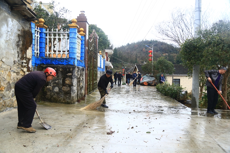 2026年2月10日，貴州省黔西市甘棠鎮，干部群眾開展村莊清潔行動。