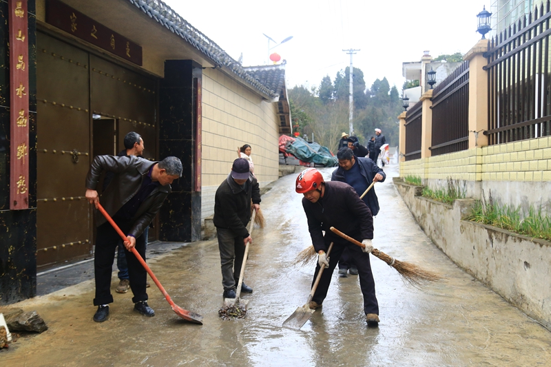 2026年2月10日，貴州省黔西市甘棠鎮，干部群眾開展村莊清潔行動。