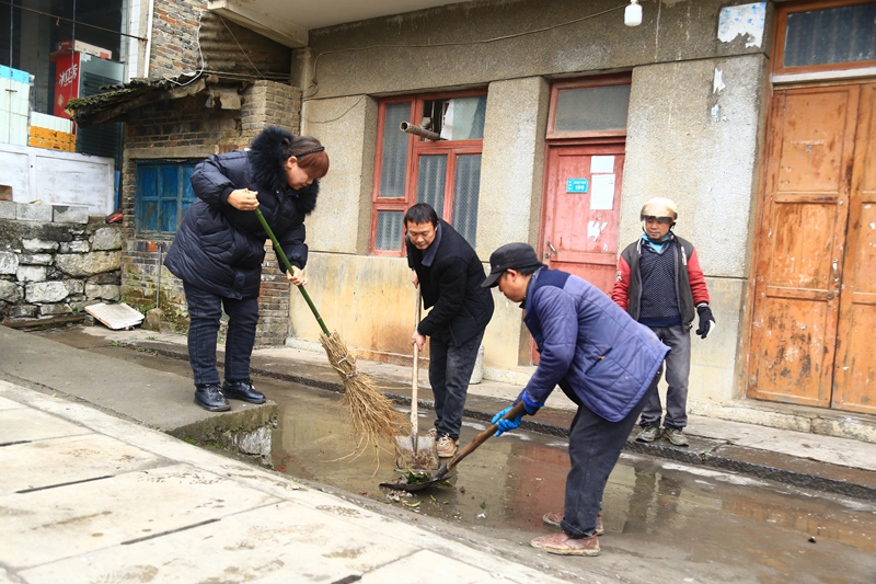 2026年2月10日，貴州省黔西市甘棠鎮，干部群眾開展村莊清潔行動。