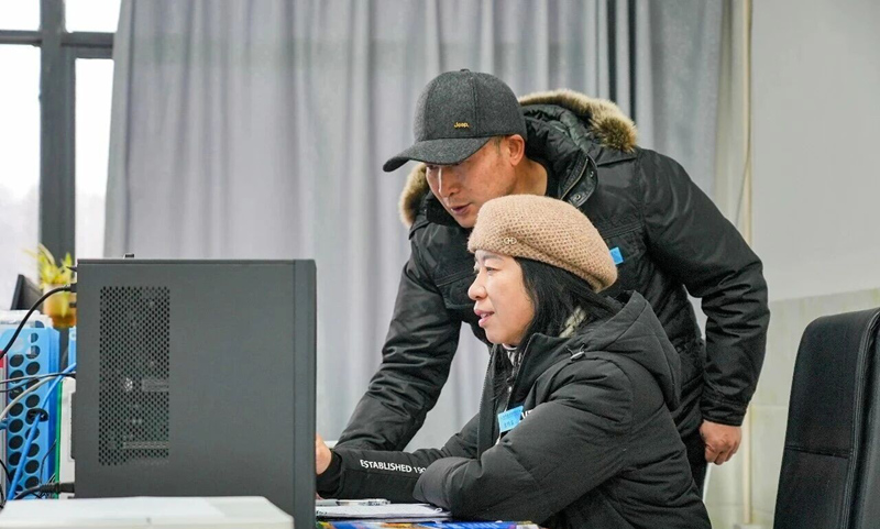 李良正和袁巧容在交流業務。