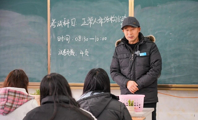 李良正與學生交流。