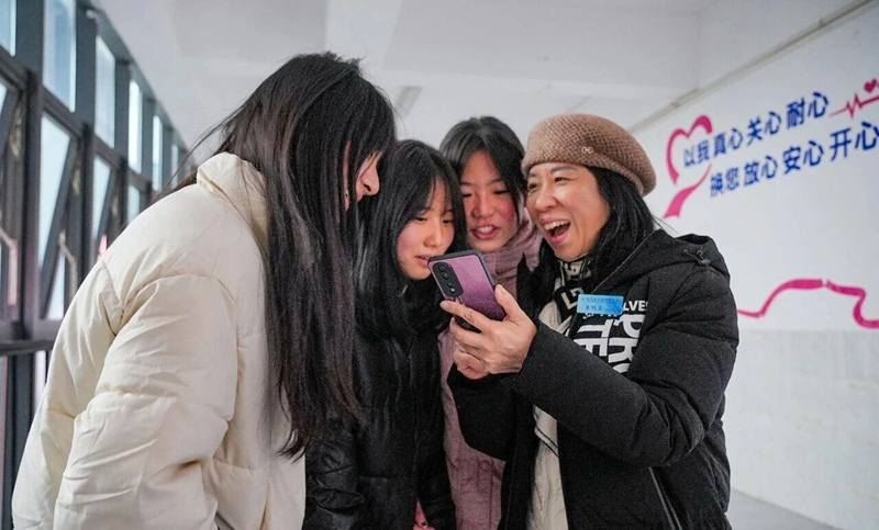 袁巧容和學生交流互動。