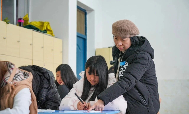 袁巧容指導學生。