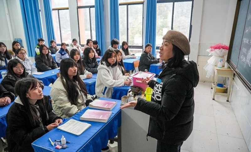 袁巧容在上課。