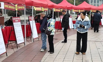 鐘山區(qū)舉行“春風(fēng)送崗”招聘會(huì)         活動(dòng)聚焦元旦、春節(jié)期間外出務(wù)工人員返鄉(xiāng)返崗需求，通過搭建高效就業(yè)服務(wù)平臺(tái)，推動(dòng)城鄉(xiāng)勞動(dòng)力“出遠(yuǎn)門”就業(yè)與“家門口”就業(yè)協(xié)同發(fā)展，持續(xù)夯實(shí)穩(wěn)就業(yè)、保民生基礎(chǔ)，助力實(shí)現(xiàn)高質(zhì)量充分就業(yè)……