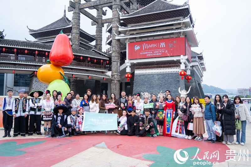 1外國嘉賓走進多彩貴州城，參觀調研景區業態。人民網 陽茜 攝.jpg