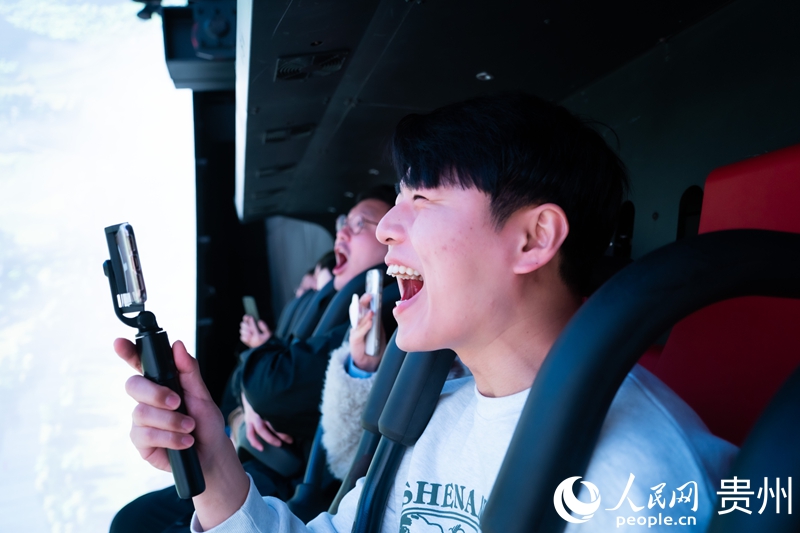 2 外國嘉賓體驗《紅飄帶·多彩飛越》劇目。人民網 陽茜攝.jpg