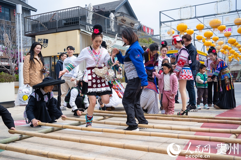 5多彩貴州城民族竹竿舞吸引客人參與體驗。人民網 陽茜 攝.jpg
