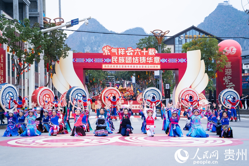 民族團結巡游慶典現場。人民網 陽茜攝