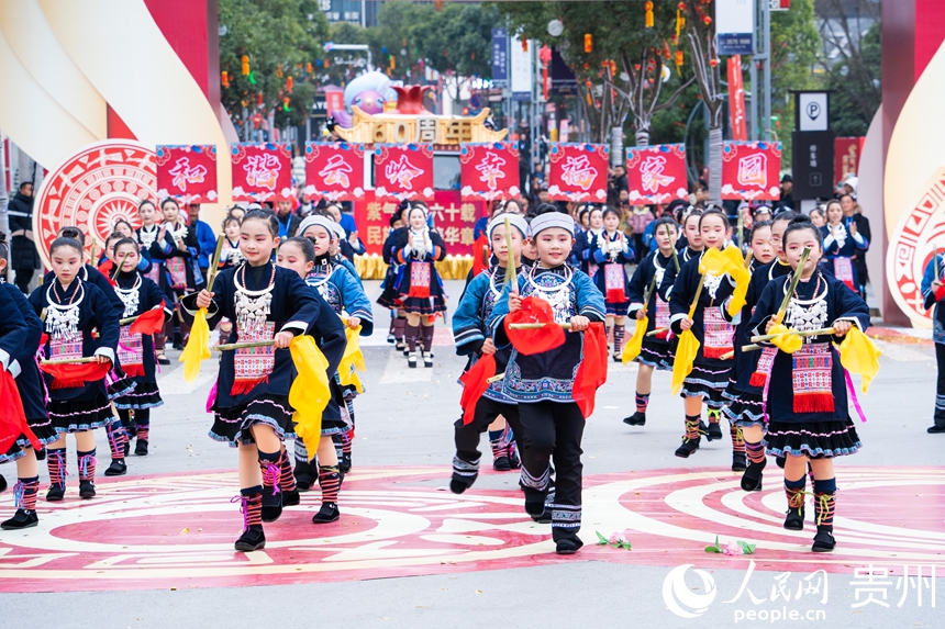 民族團結巡游慶典現場。人民網 陽茜攝