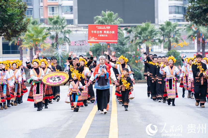 民族團結巡游慶典現場。人民網 陽茜攝