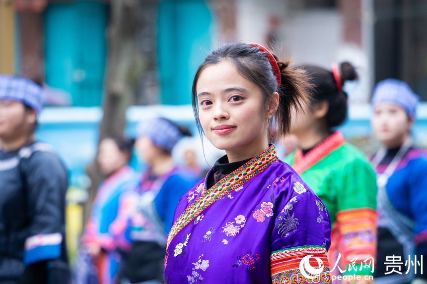 民族團(tuán)結(jié)巡游慶典現(xiàn)場(chǎng)。人民網(wǎng) 陽(yáng)茜攝