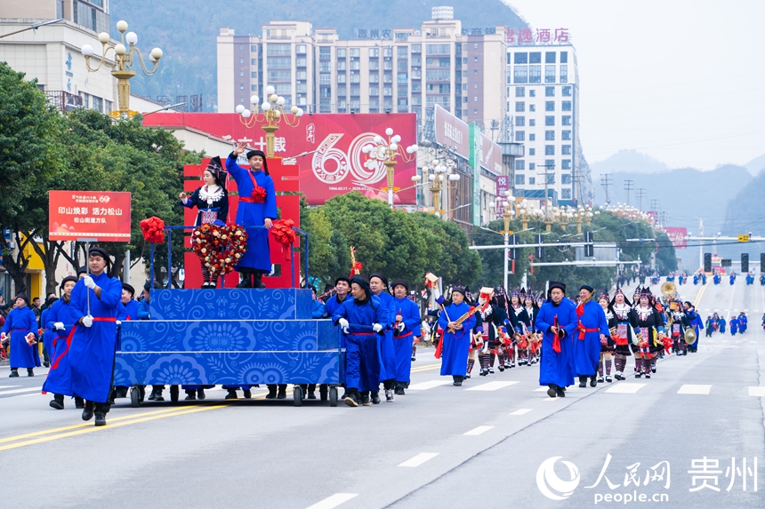 民族團結巡游慶典現場。人民網 陽茜攝
