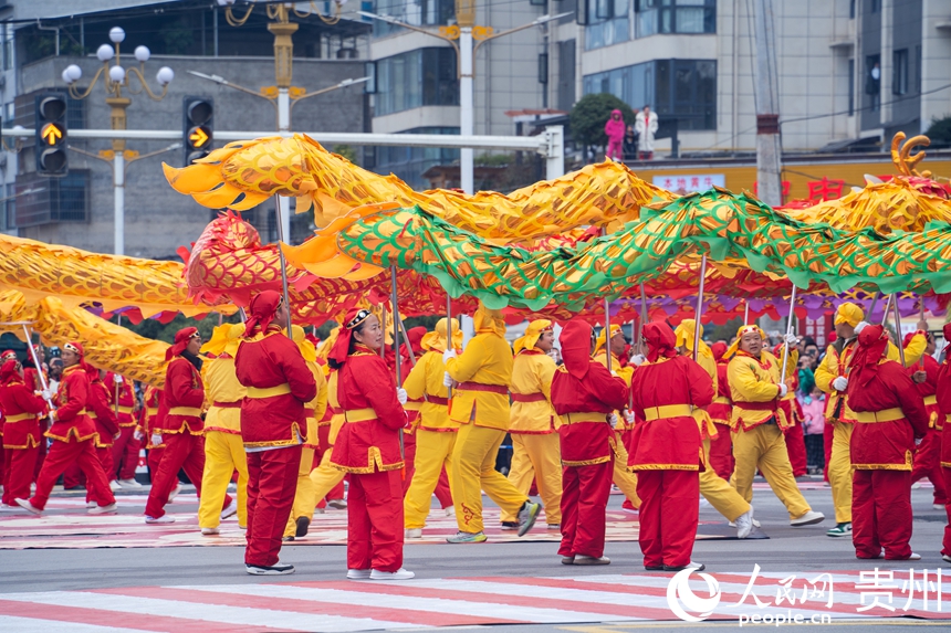 民族團結巡游慶典現場。人民網 陽茜攝