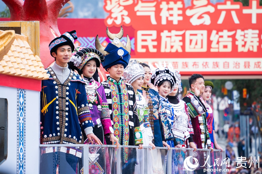 民族團結(jié)巡游慶典現(xiàn)場。人民網(wǎng) 陽茜攝