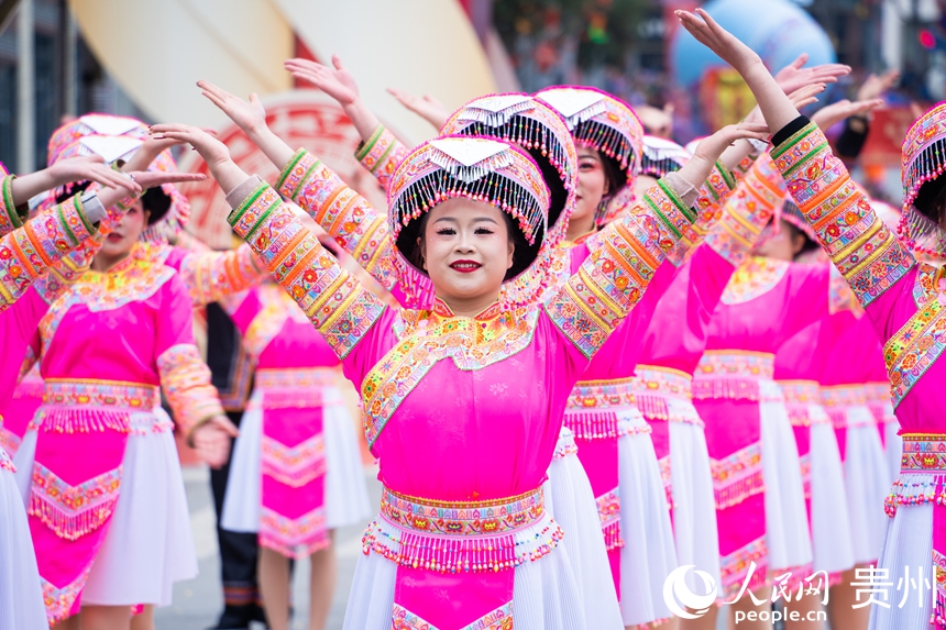 民族團結巡游慶典現場。人民網 陽茜攝