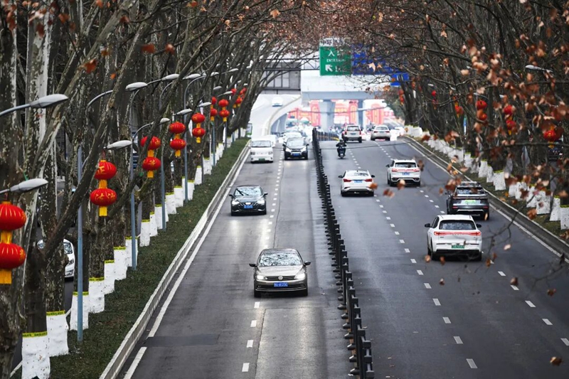 2月9日，寶山南路上已掛上喜氣洋洋的大紅燈籠，節(jié)日氛圍濃厚。