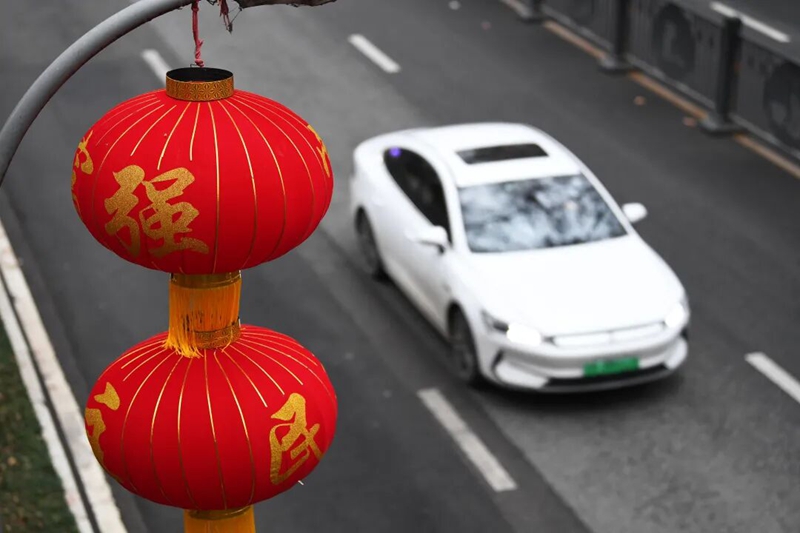 2月9日，寶山南路上已掛上喜氣洋洋的大紅燈籠，節日氛圍濃厚。