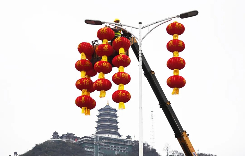 2月9日，工人在湯巴關路掛大紅燈籠。