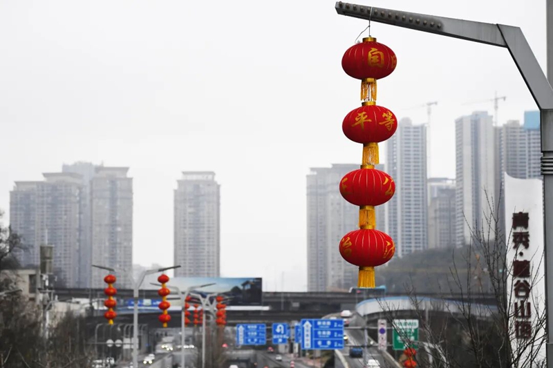 2月9日，花冠路燈桿上懸掛的大紅燈籠格外醒目。