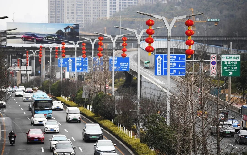 2月9日，花冠路燈桿上懸掛的大紅燈籠格外醒目。