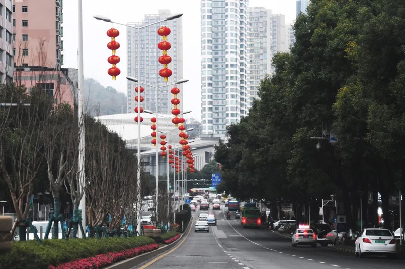 2月9日，新華路燈桿上懸掛的大紅燈籠格外醒目。