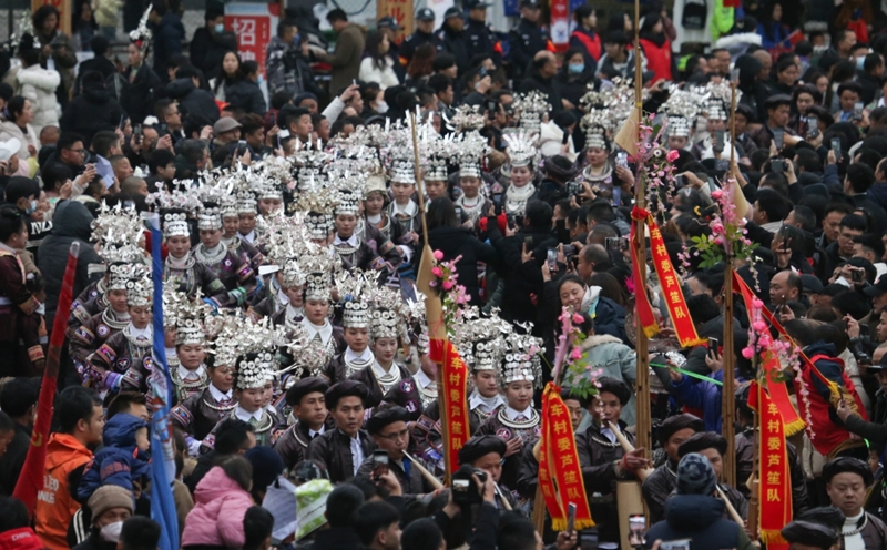 “村超”賽場的民族文化展示。張暉攝