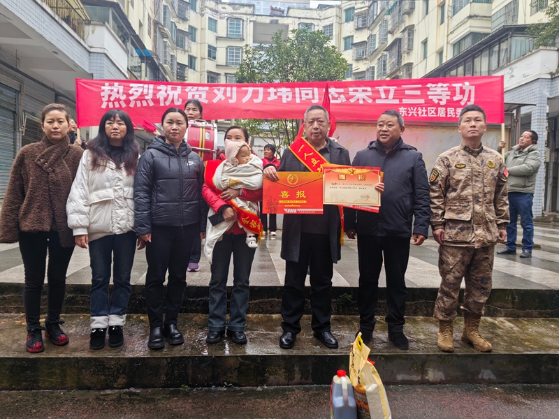 圖為:家屬接到喜報