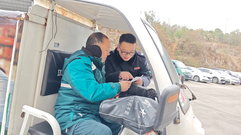 稅務工作人員到物流企業開展政策輔導和發票提額。