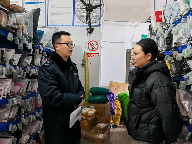 稅務工作人員到物流企業開展政策輔導和發票提額。