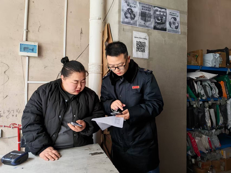 稅務工作人員到物流企業開展政策輔導和發票提額。